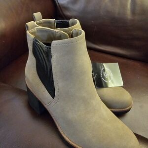 Naturalizer Tan and Black Ankle Boots